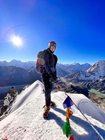 Lobuche Peak Climbing (6,119m / 20,075ft)